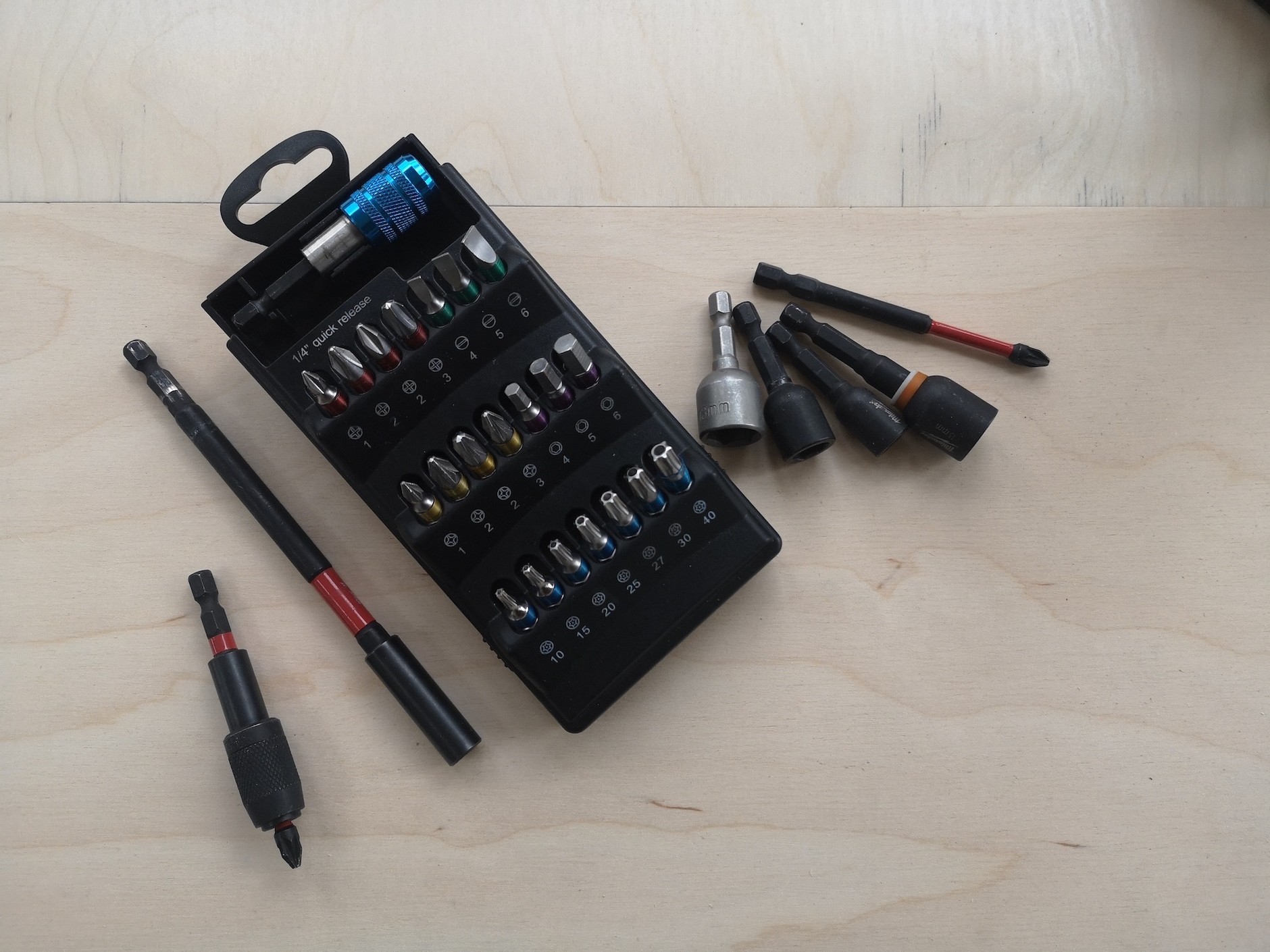 Do wkręcania śrub z łbem krzyżakowym potrzebujemy sześć typów końcówek: Trzy rozmiary końcówek PZ i 3 rozmiary końcówek PH. Najczęściej stosowane końcówki w niektórych zestawach występują w większej liczbie. Oprócz popularnych „krzyżaków” warto mieć końcówki typu sześciokątnego (imbusy) oraz końcówki typu Torx (w kształcie sześcioramiennej gwiazdy).