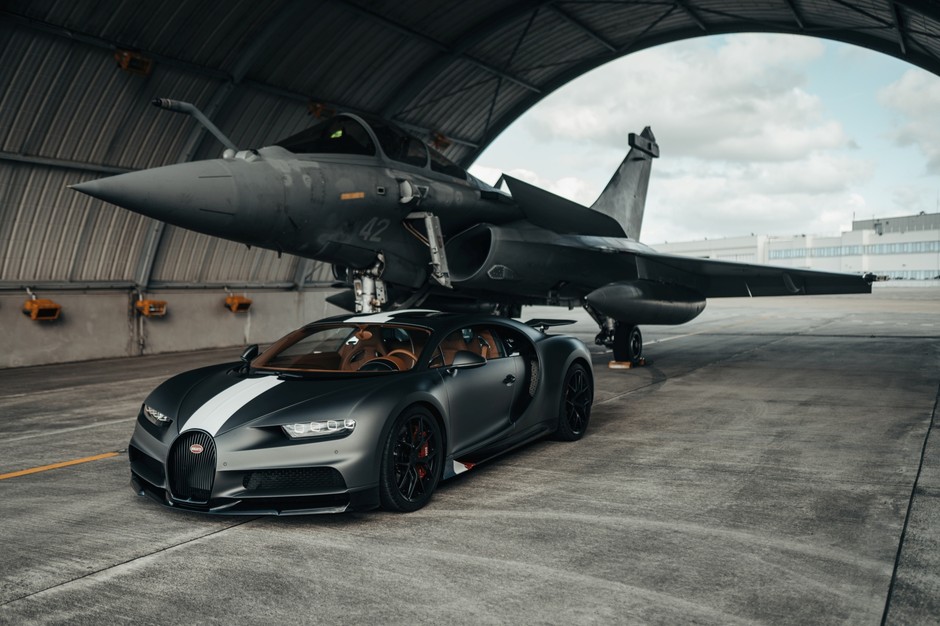 Bugatti Chiron Sport kontra myśliwiec Dassault Rafale Marine