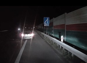 Nawet policjanci rzadko coś takiego widzą. Zachowanie tego kierowcy zaniepokoiło służby [WIDEO]