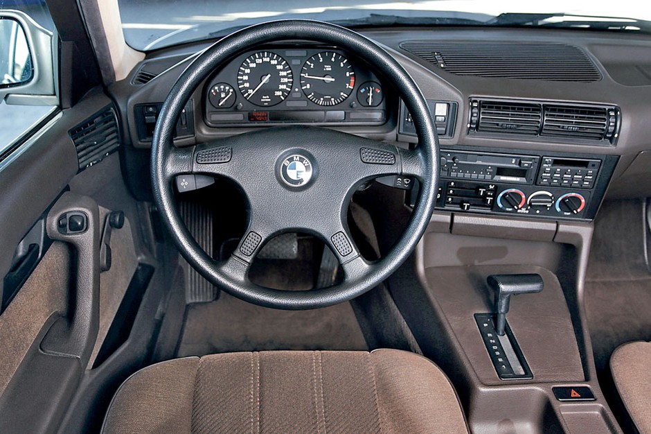 BMW 525i kontra Rover 827 - który klasyczny sedan będzie lepszym wyborem?
