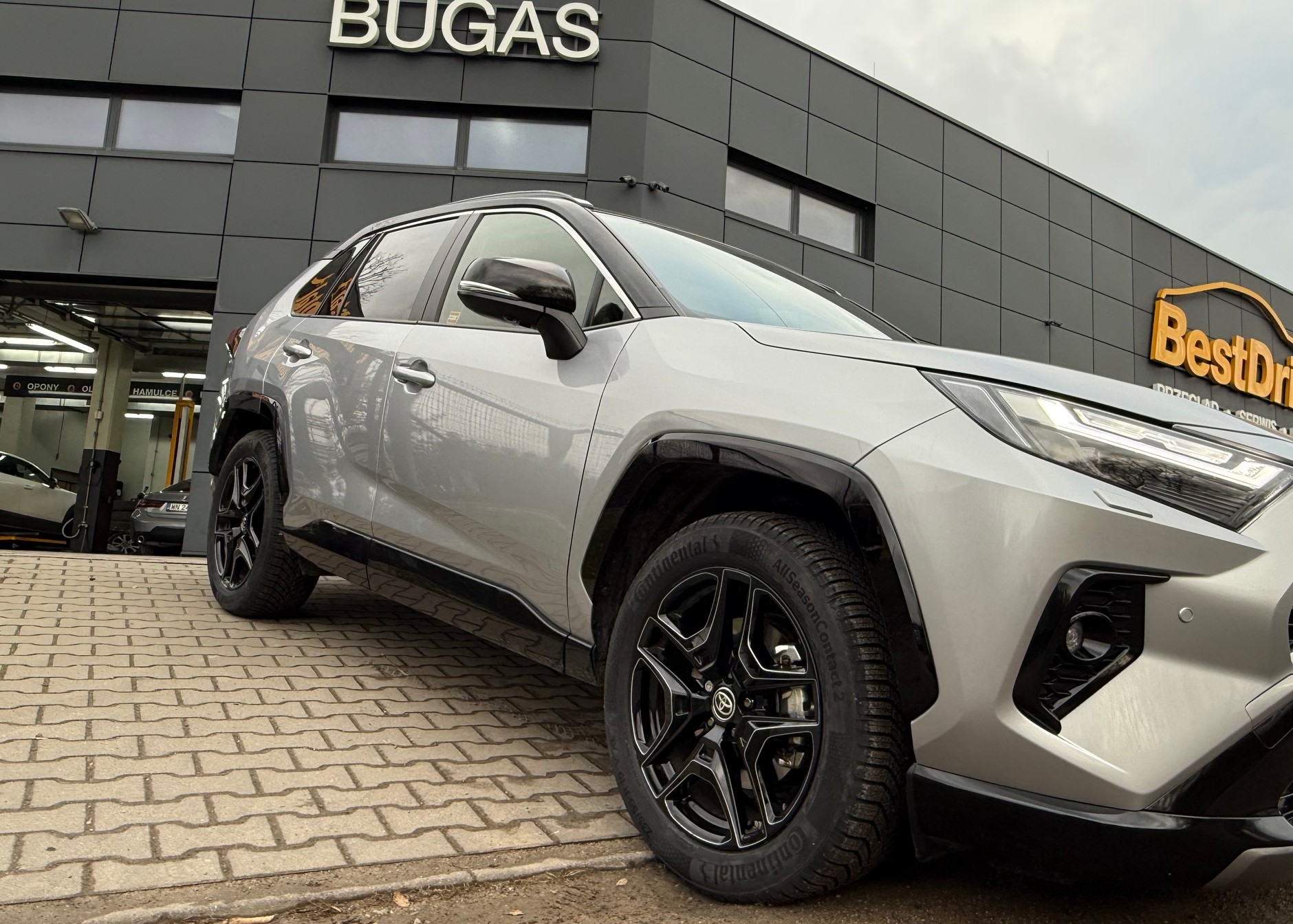 Opony całoroczne to w formalnie opony zimowe. W praktyce są to zimówki przystosowane do jazdy także w letnich temperaturach