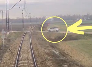 Omal nie wjechał wprost pod pędzący pociąg. Nagranie mrozi krew w żyłach [WIDEO]