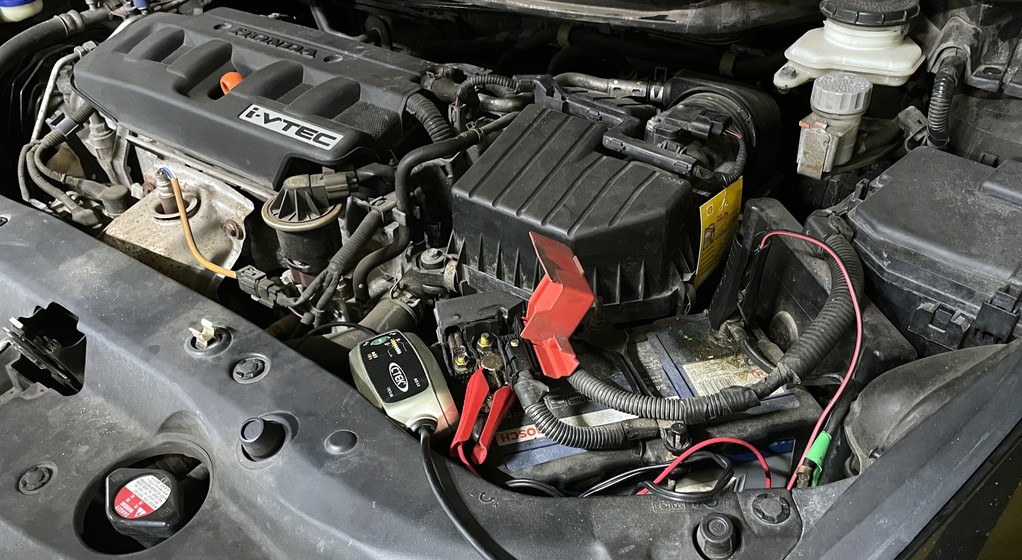 Ładowanie akumulatora prostownikiem