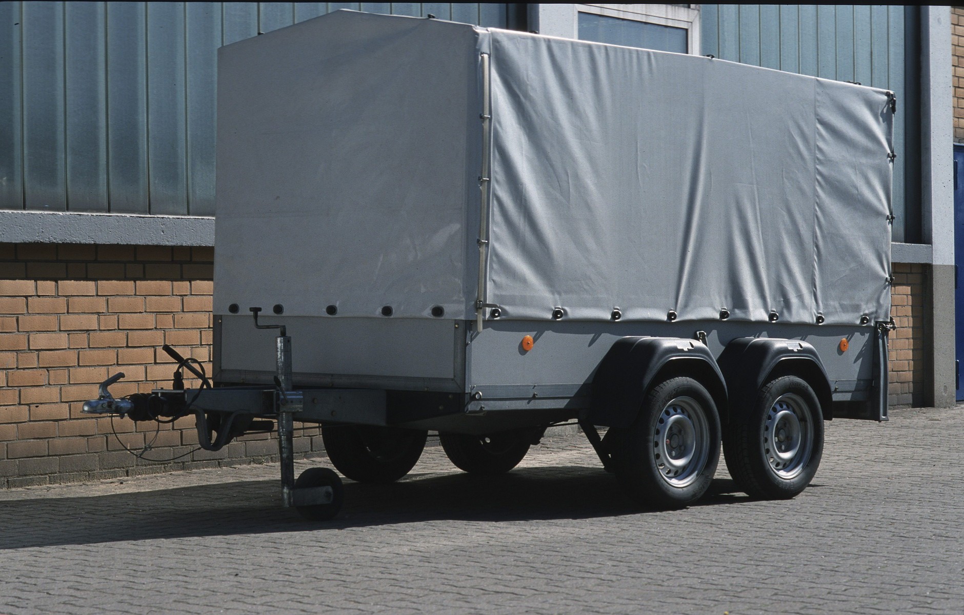 Nawet potężne, dwuosiowe przyczepy bywają rejestrowane jako „lekkie” – ich oficjalna  ładowność jest wtedy symboliczna. Wiele przyczep z wypożyczalni można przeładować wkładając do nich więcej niż paczkę styropianu.