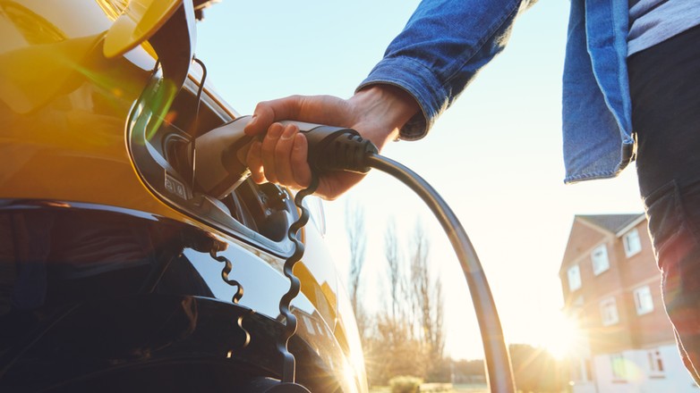 Samochód hybrydowy plug-in