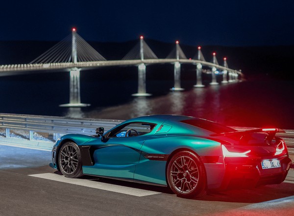 Rimac przejechał po pięknym chorwackim moście Pelješac. Na Izerę ciągle czekamy...