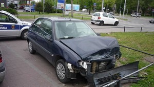 Zajmują miejsca parkingowe nawet latami. Wyjaśniamy, gdzie zgłosić obecność porzuconego pojazdu