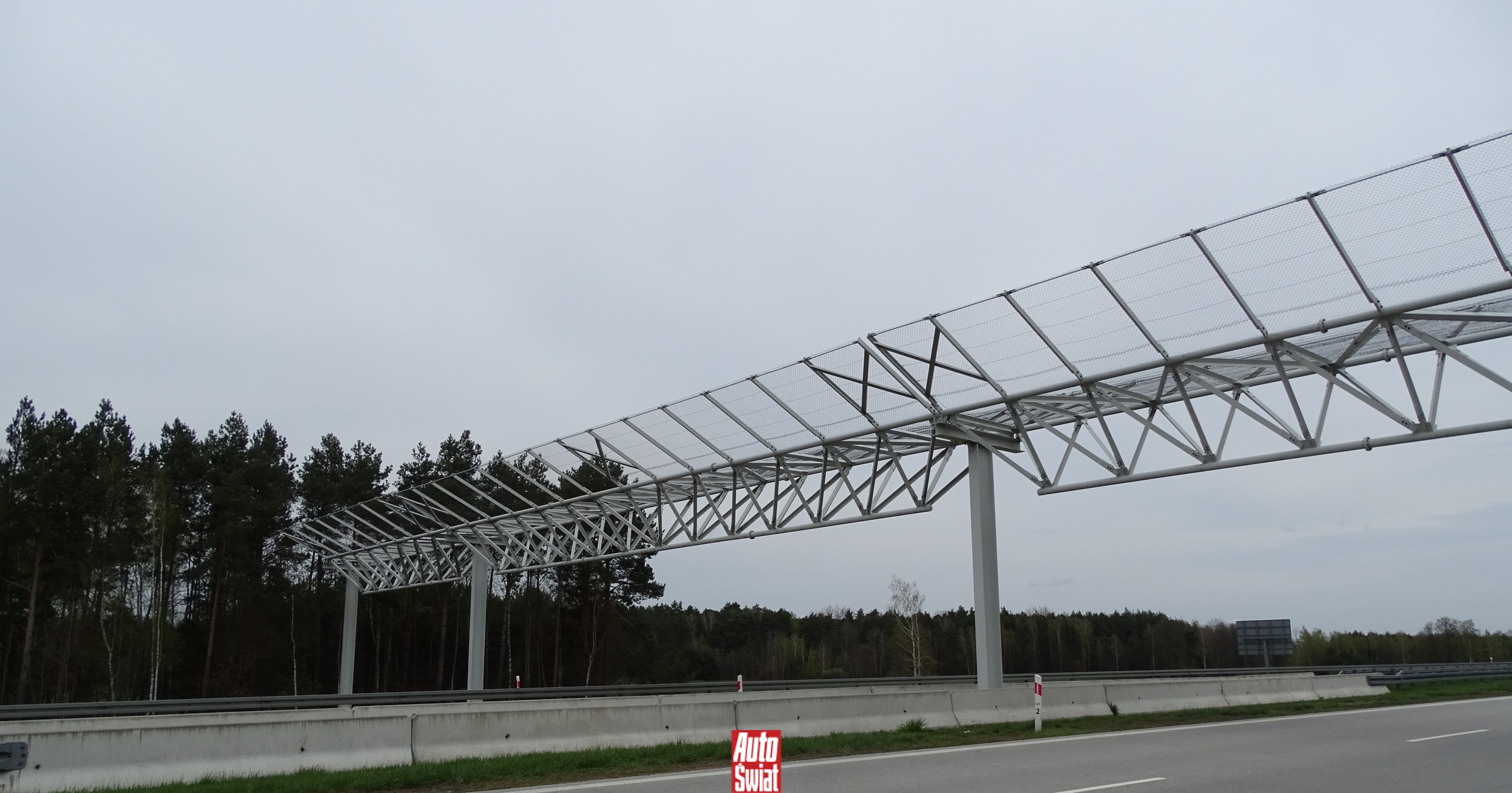 To wcale nie OPP. Co robią wielkie bramownice przy polskich drogach?