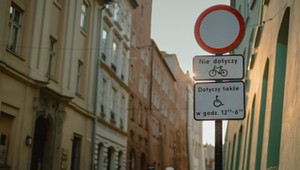 Dwa zapisy prawa sobie przeczą, za co kierowcom grożą mandaty. RPO interweniuje