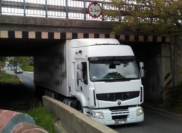 TIR zaklinował się pod wiaduktem – myślał, że znowu się uda