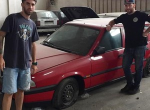 Nowe Fiaty, Alfy Romeo i Peugeoty z lat 90. w opuszczonym salonie