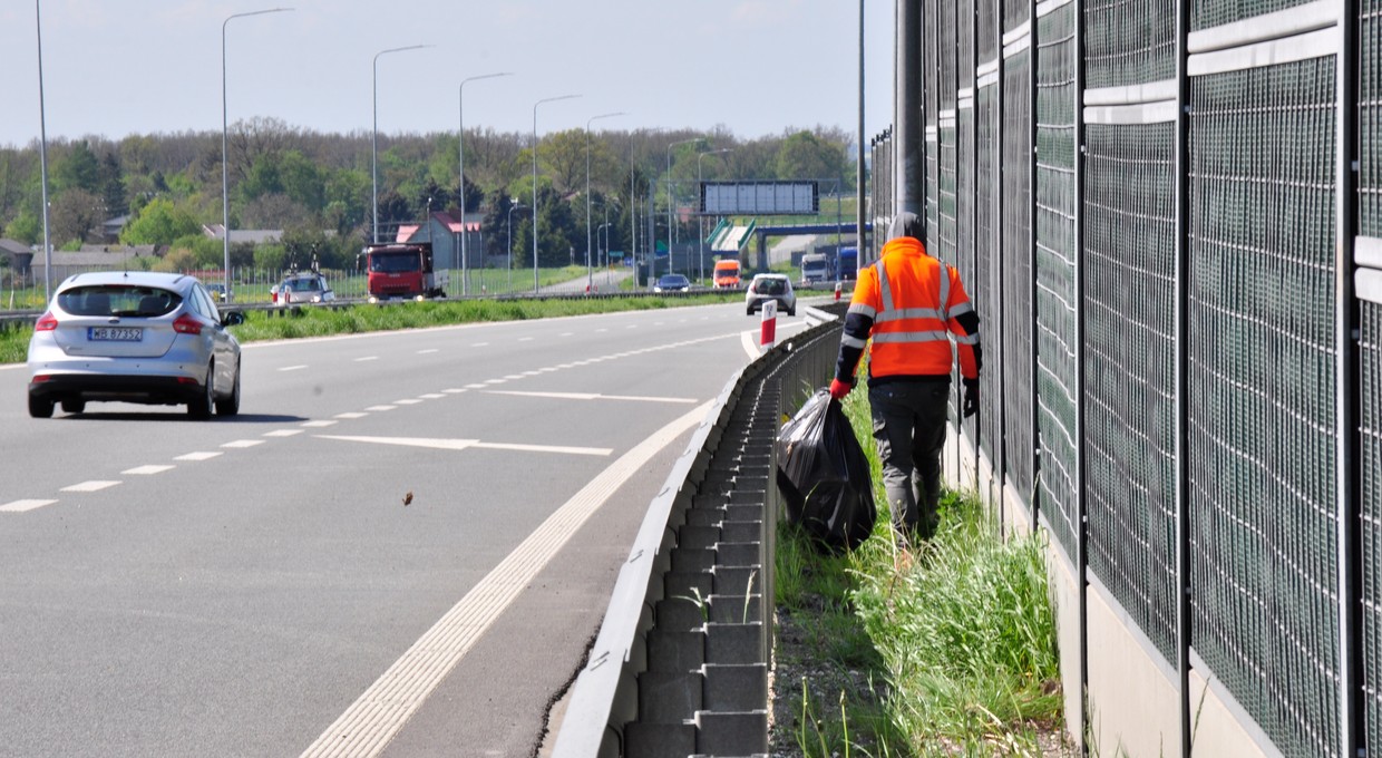 Polacy wciąż wyrzucają śmieci z okien samochodów. Sprzątanie po nich kosztowało 75 mln zł