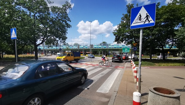 Rowerzysta na przejeździe dla rowerów