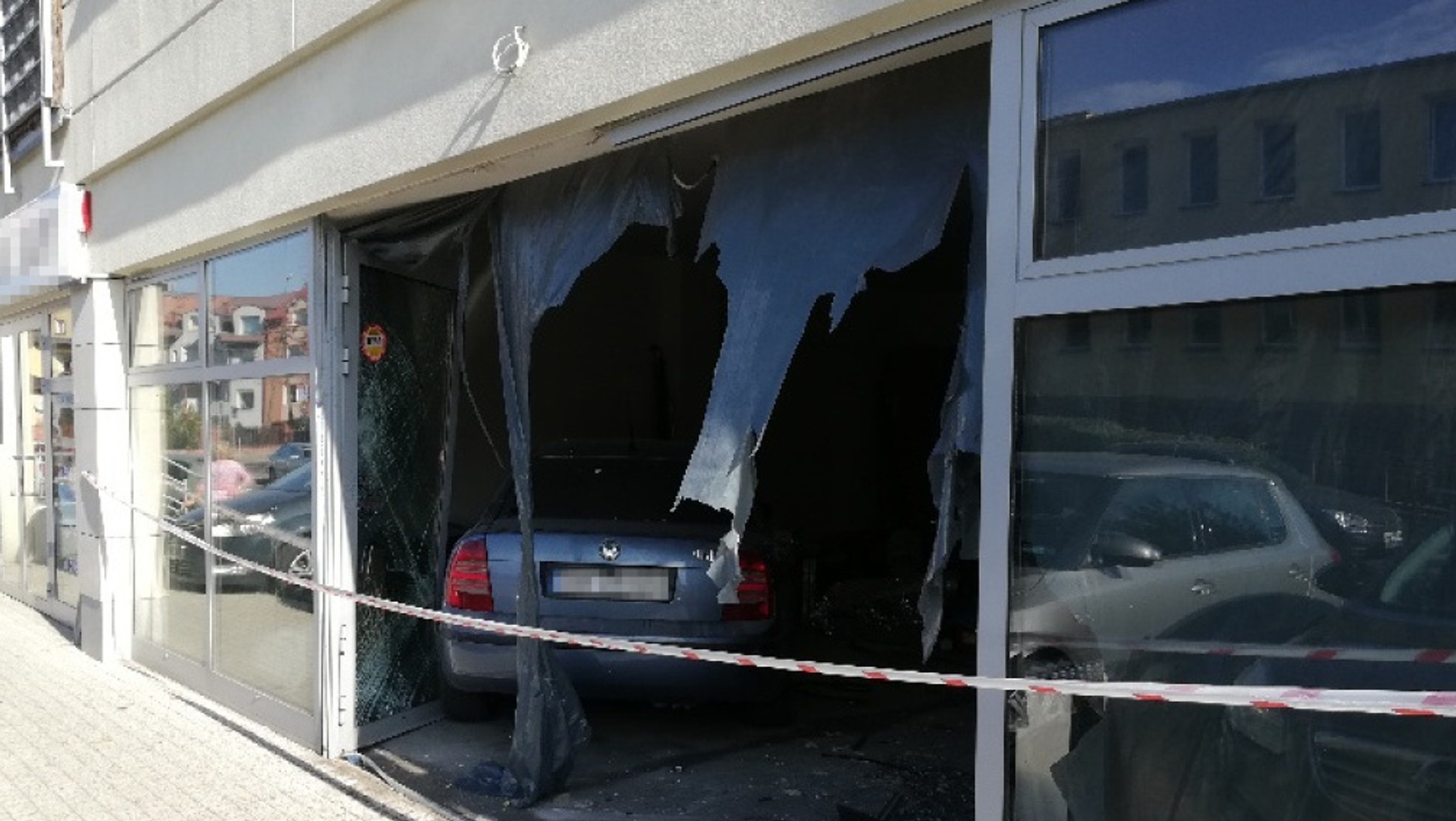 Samochód w sklepie Pomyliła gaz z hamulcem