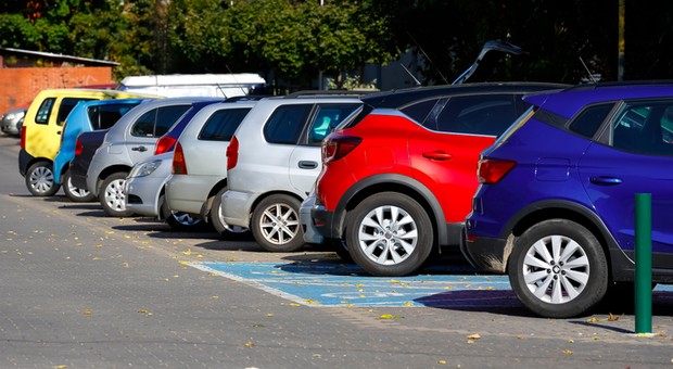 Demolka na osiedlowym parkingu. Pijany kierowca przestawiał auto