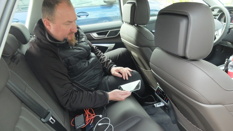 Test ładowania poprzez USB w tylnej części auta