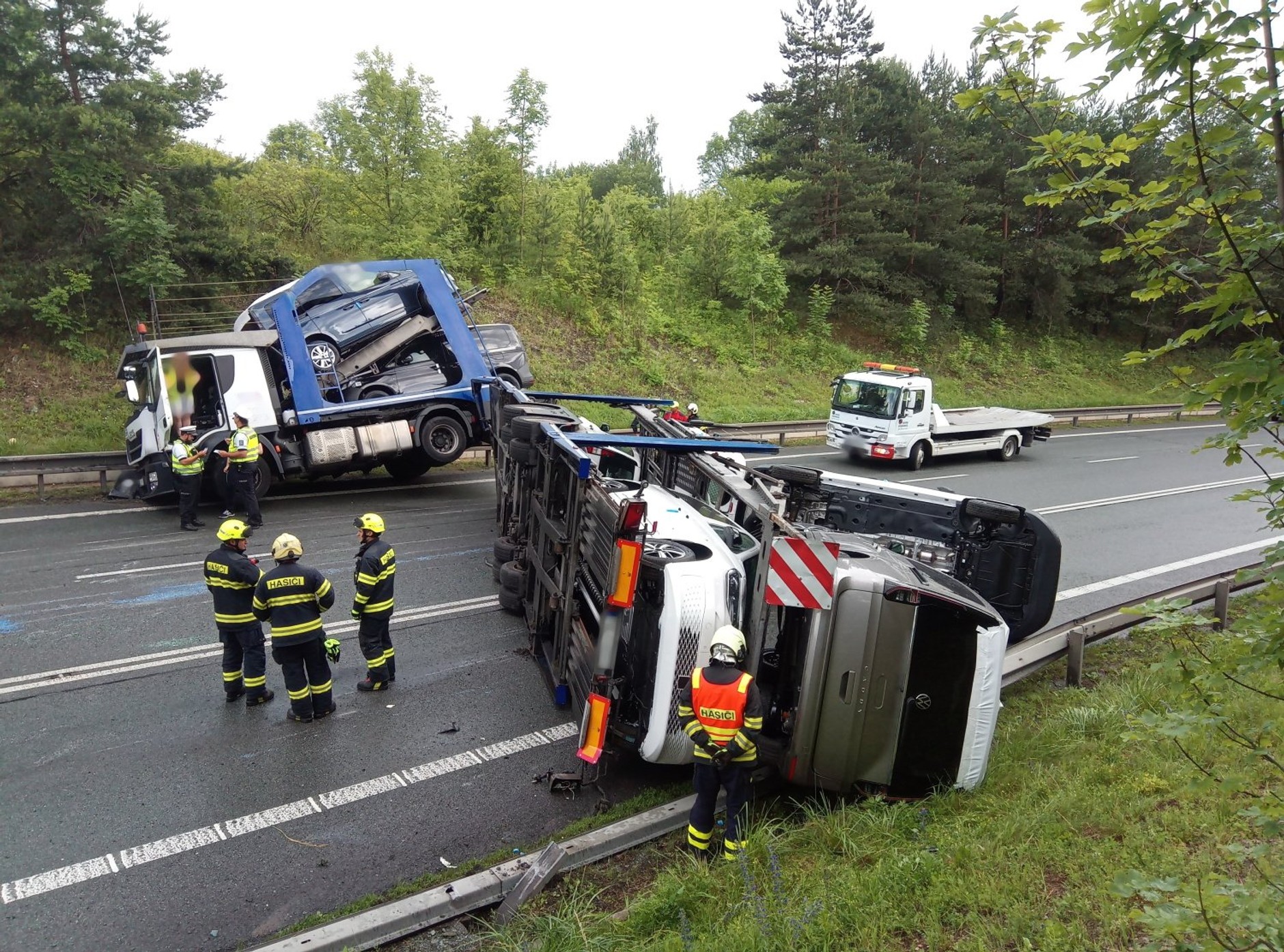 W pobliżu miejscowości Vysokov przewróciła się laweta przewożąca samochody — po wypadku zablokowana była droga z Czech w stronę przejścia granicznego z Polską