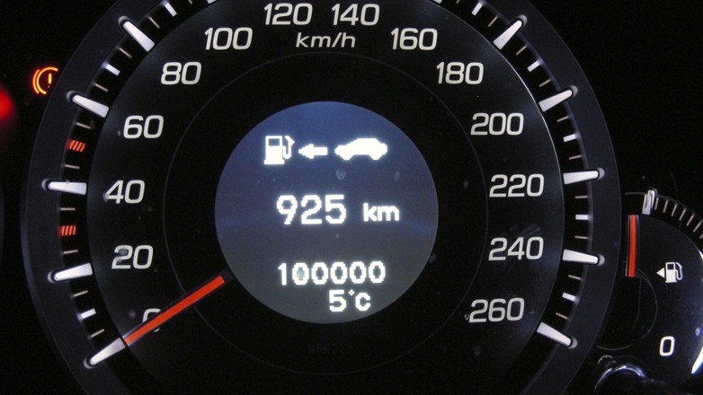 LIczniki używanych aut oferowanych w Polsce obecnie najczęściej cofa się jeszcze przed pierwszą rejestracją