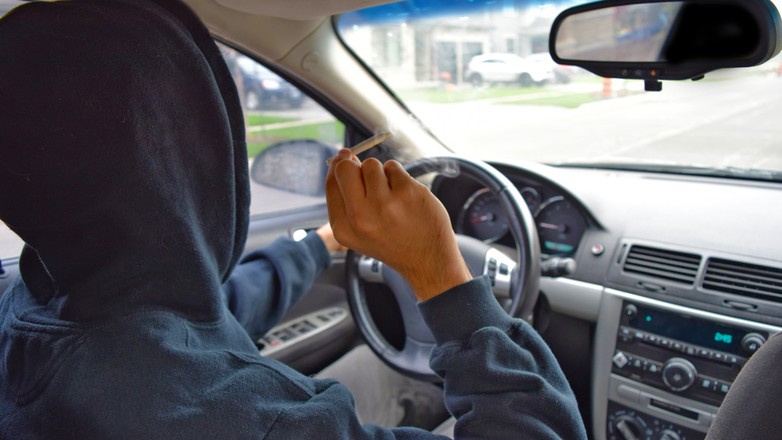 Kierowca prowadzący samochód