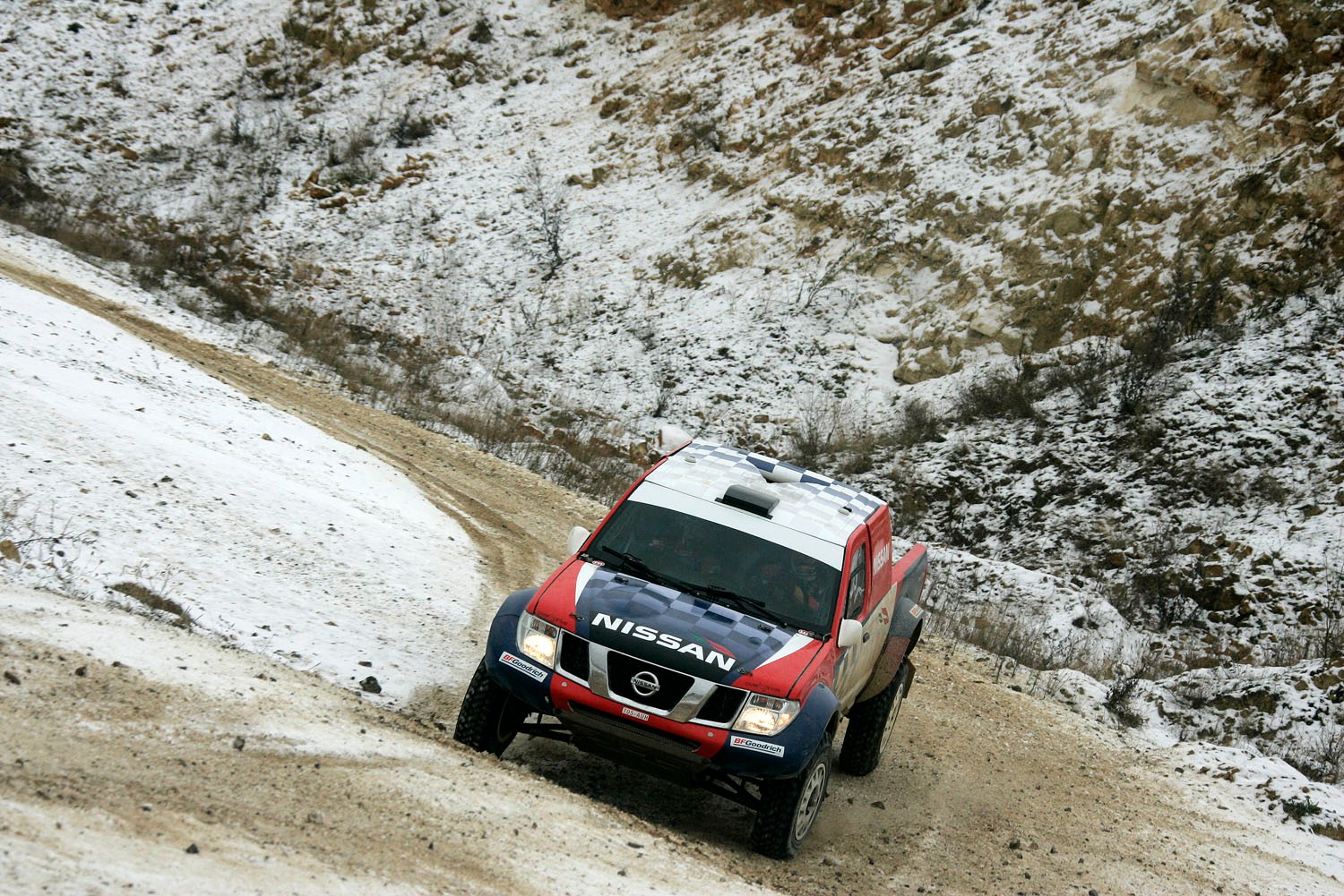Rajd Dakar 2011: Nani Roma w Nissanie Krzysztofa Hołowczyca (galeria Rallyworld©Willy Weyens)