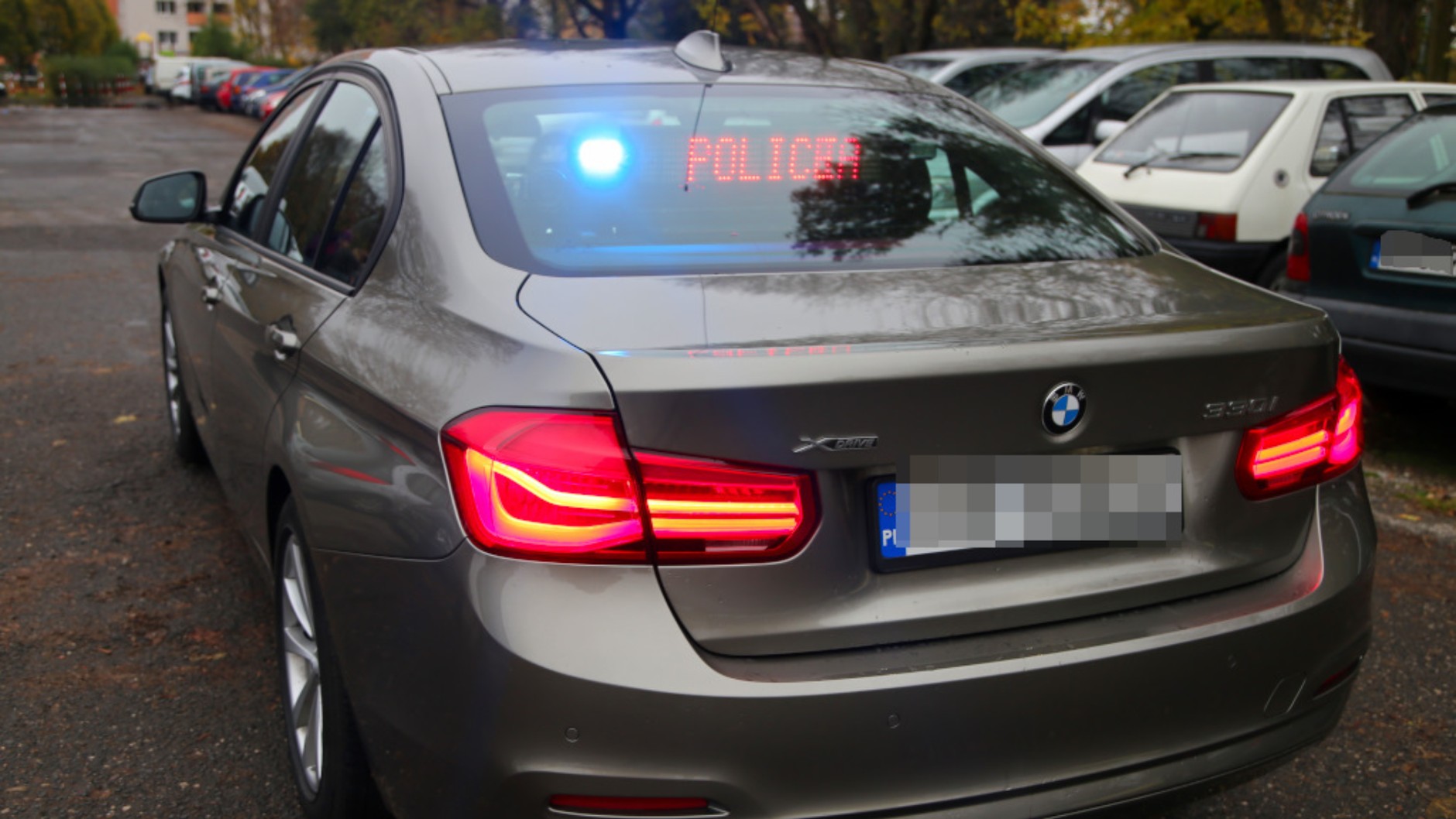 Nieoznakowany policyjny radiowóz