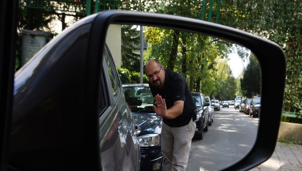 Można i tak; parkowania równoległego można się jednak nauczyć, by wykonywać ten manewr bez pomocy z zewnątrz