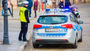 Kierowca potrącił policjanta kierującego ruchem w Poznaniu i odjechał