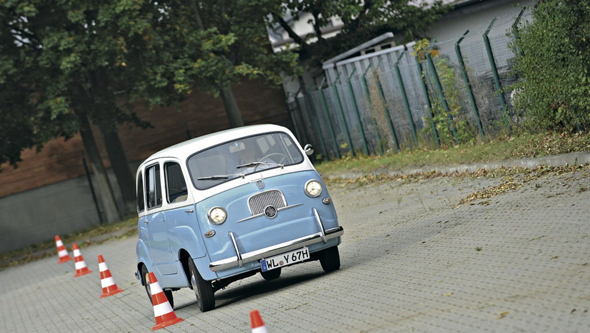 Nazywanie Multipli  rodzinnym autem mogłoby wydawać się przesadą, gdyby nie to, że na pokład wchodzi 6 osób i... kilka par rękawiczek do schowka 
w kole zapasowym