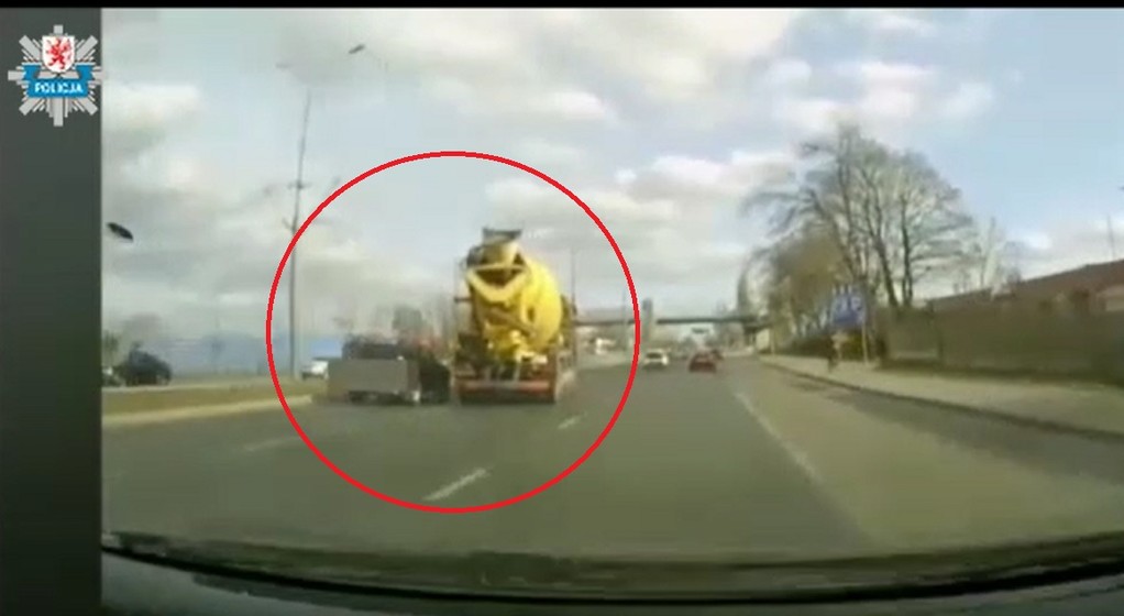 Betoniarka spycha z drogi Dacię Duster. Niebezpieczny pojedynek