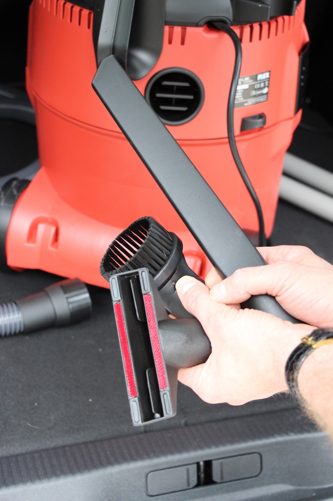 Dobry zestaw końcówek – w tym wąska szczelinówka – niezbędne wyposażenie odkurzacza w garażu