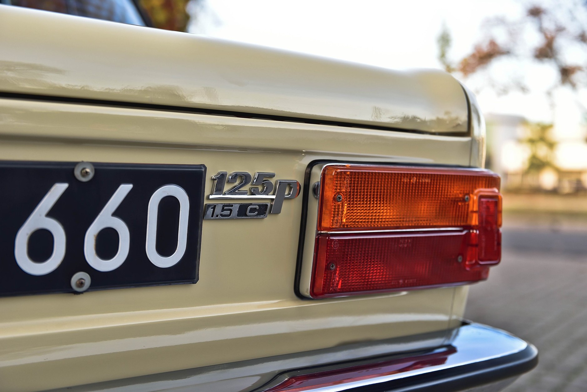 Ten Duży Fiat jest nowy, choć ma 35 lat.  FSO 125p wystawiony na aukcji.