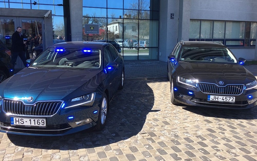 Nieoznakowane radiowozy Skody łotewskiej policji