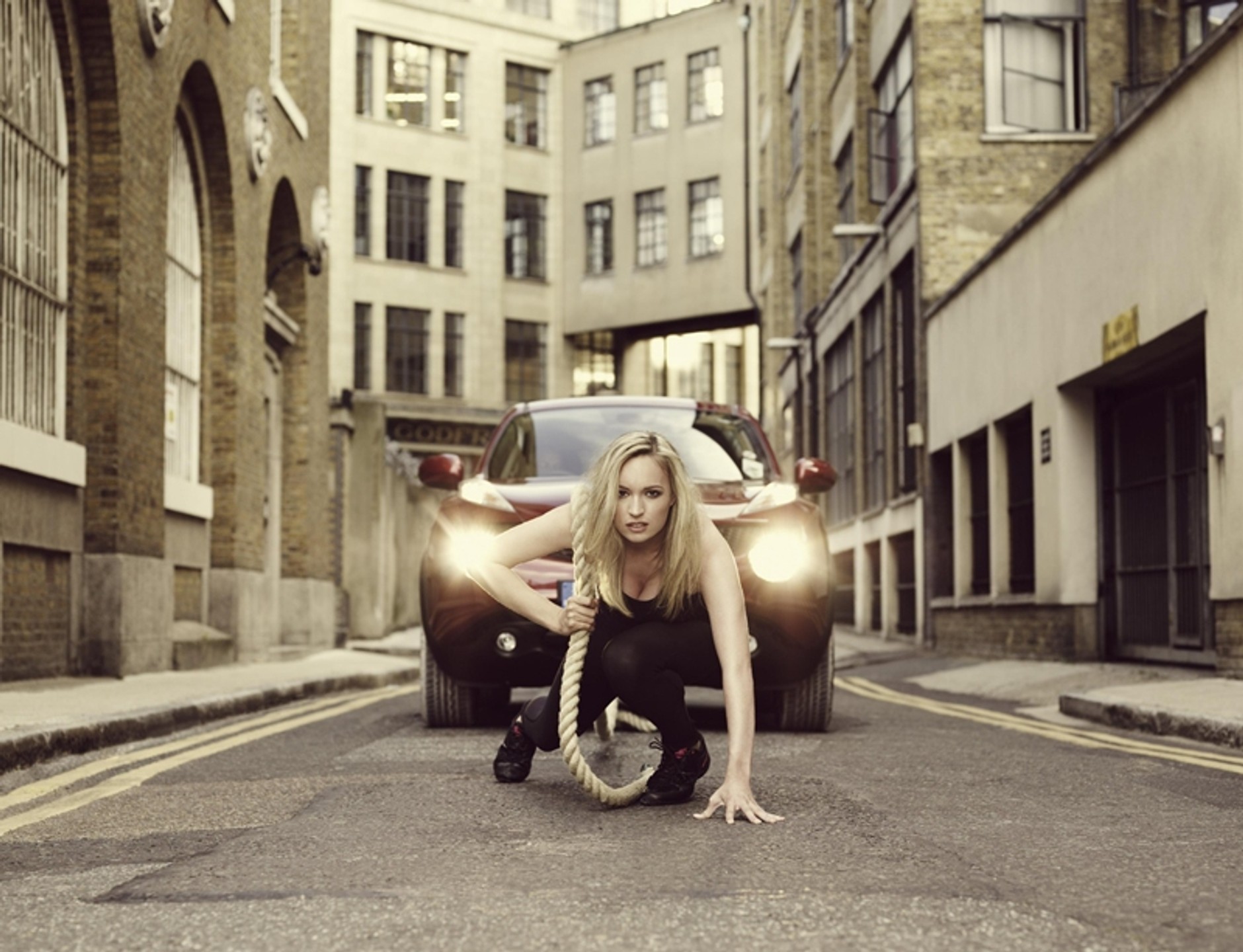 Bonita Norris, z ojca Chucka, pozuje z Jukiem