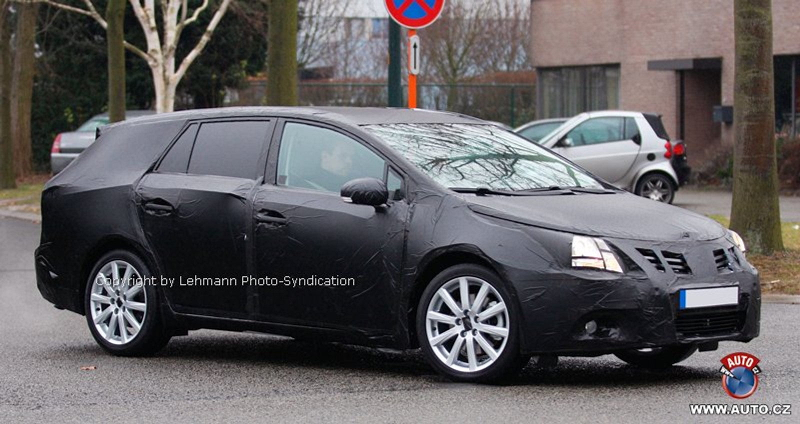 Zdjęcia szpiegowskie: Toyota Avensis Combi i Sedan