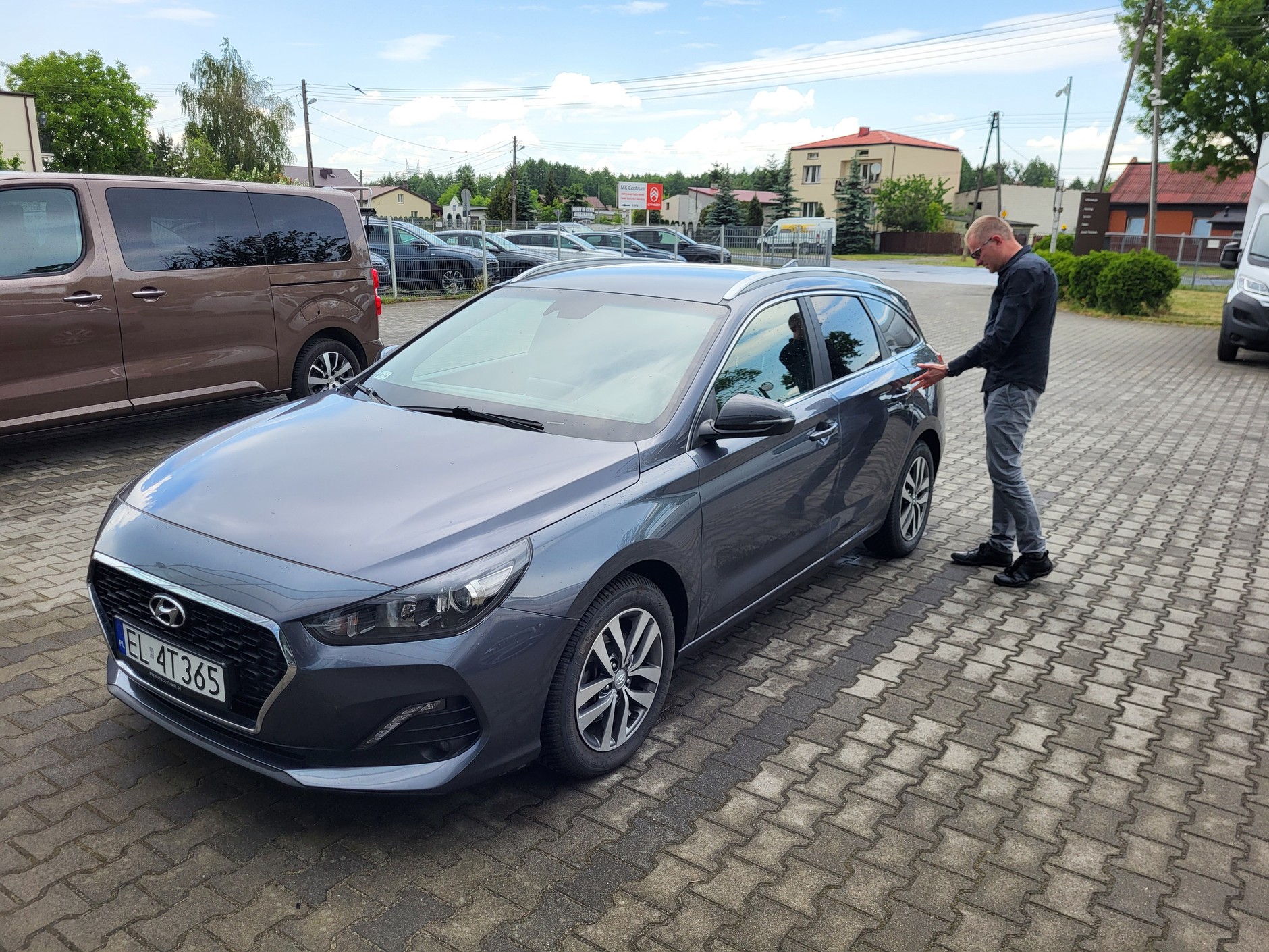 Za normalne pieniądze można kupić dobry, niezniszczony samochód. Aż dziwne, że ten egzemplarz czeka na klienta od miesięcy