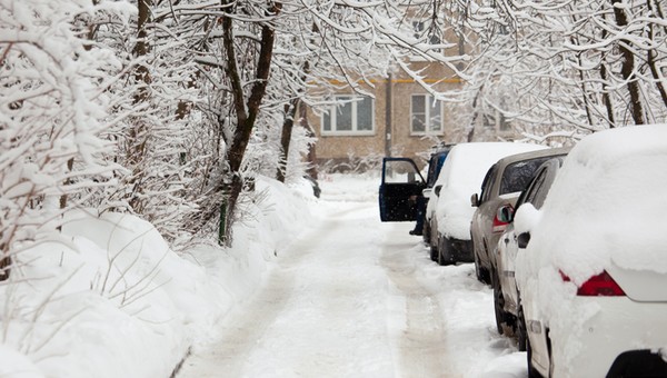 Samochody zaparkowane wzdłuż wąskiej ulicy