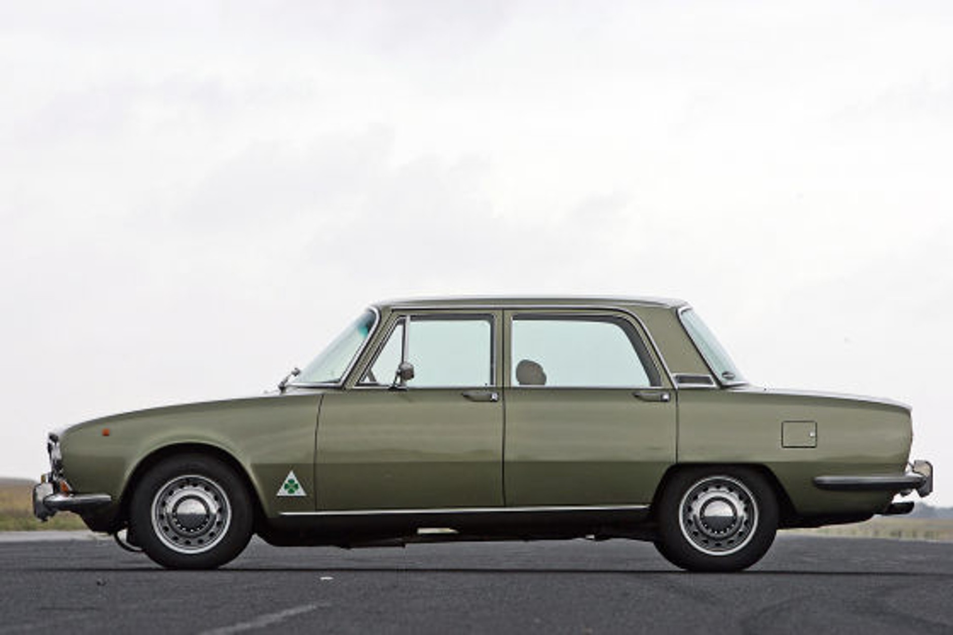 Alfa Romeo zmiękcza damskie serca, ale nie da się jej prowadzić damską rączką. Kierownica, hamulce , sprzęgło i zmiana biegów - obsługa tego wymaga sporej siły.