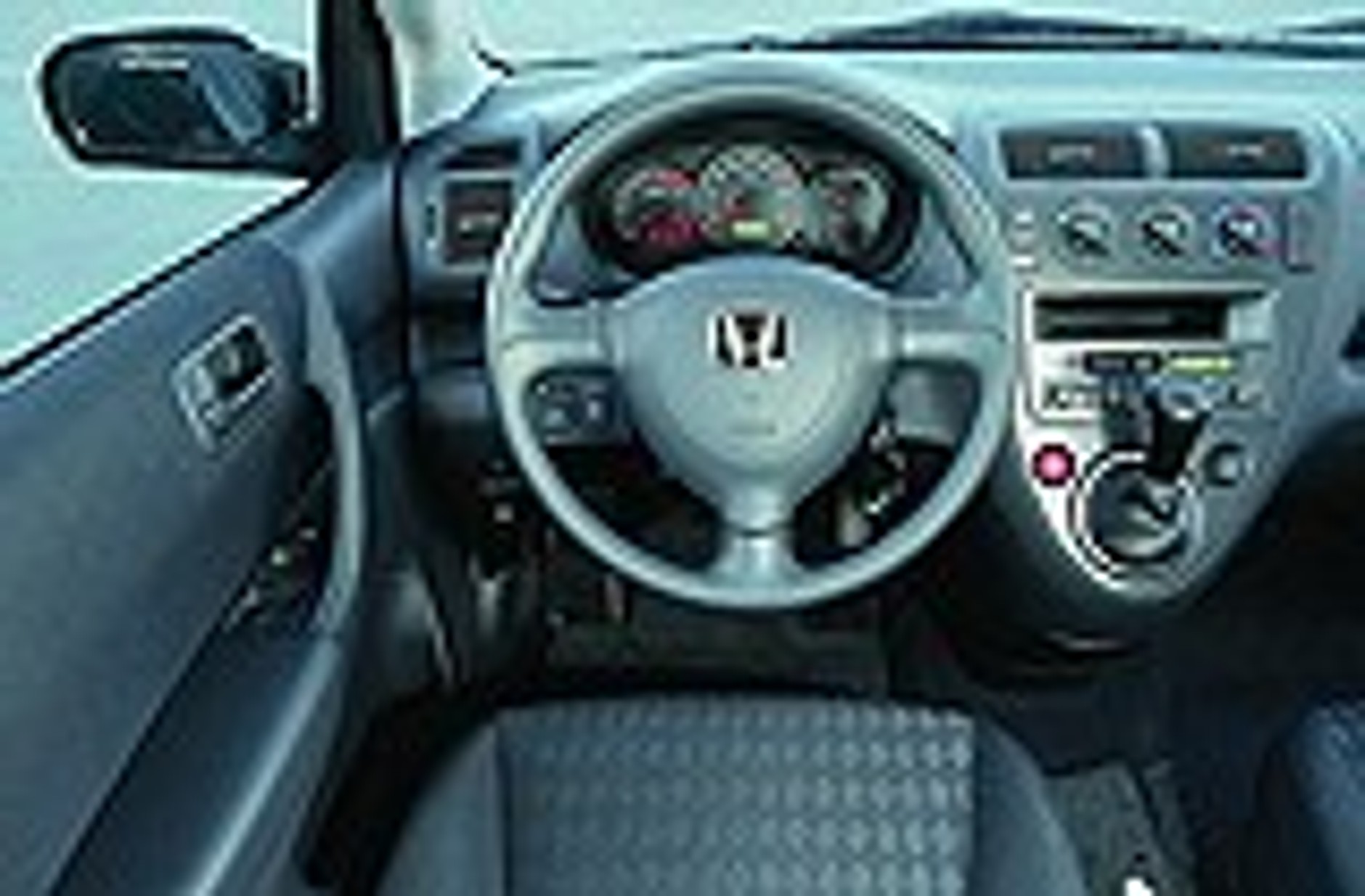 Szara myszka wychodzi z cienia