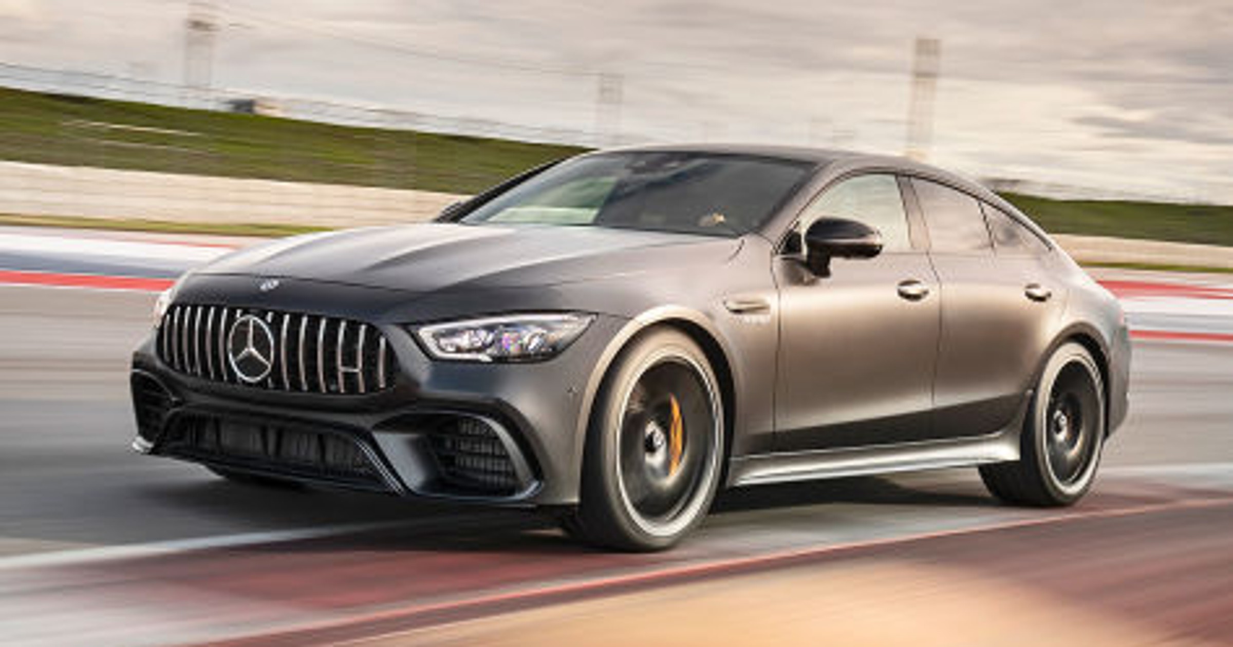 Mercedes-AMG GT 4 z napędem hybrydowym plug-in spodziewana jest w 2020 r.