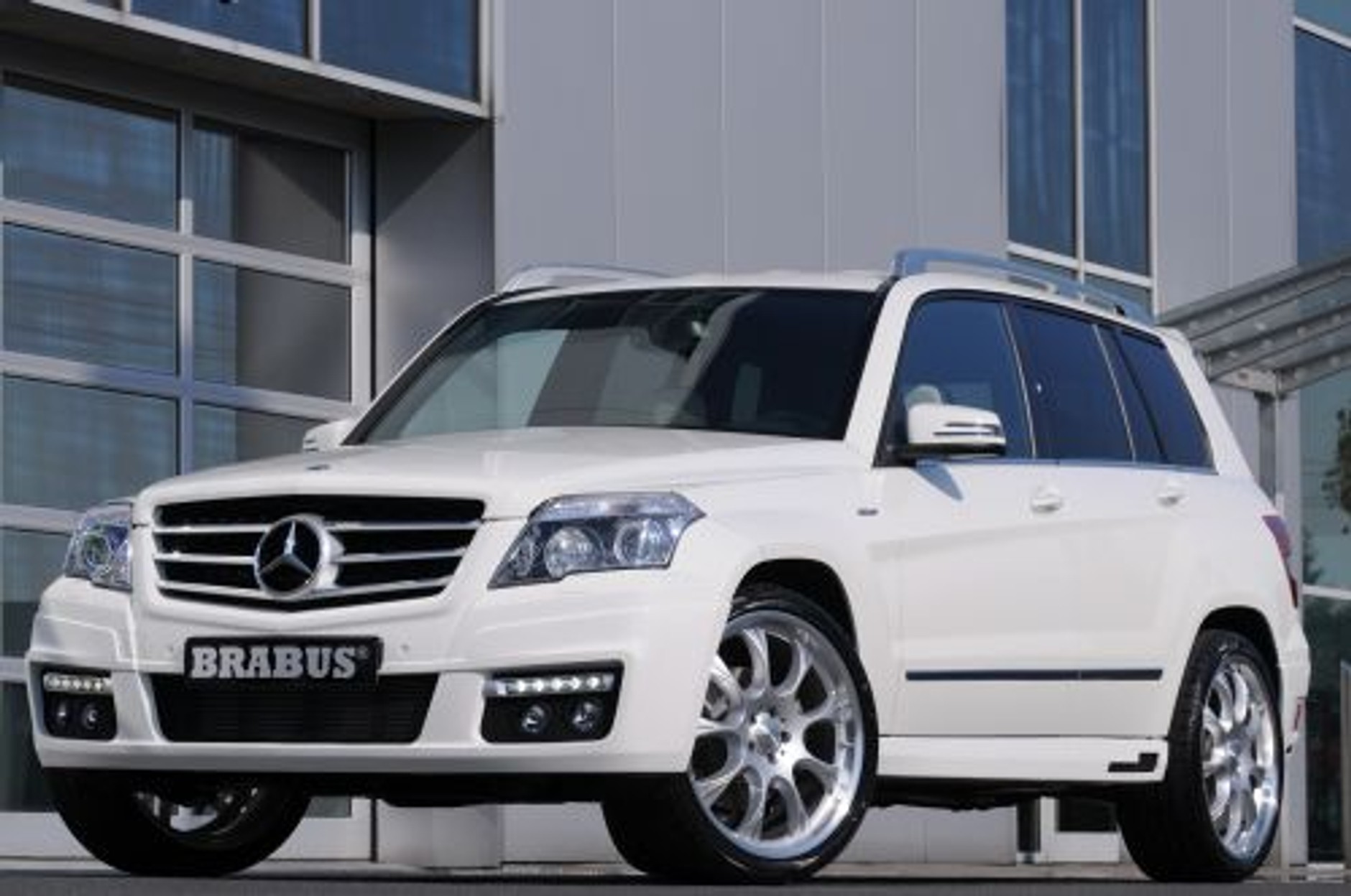 Mercedes GLK od Brabusa - Biel ciągle w modzie