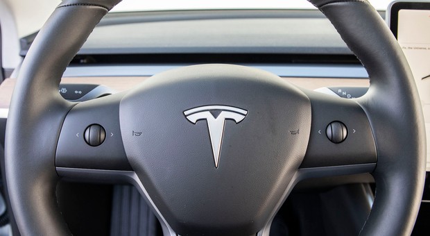 Tesla prowadzona przez Autopilota, a kierowca siedzi na fotelu pasażera! [nagranie]