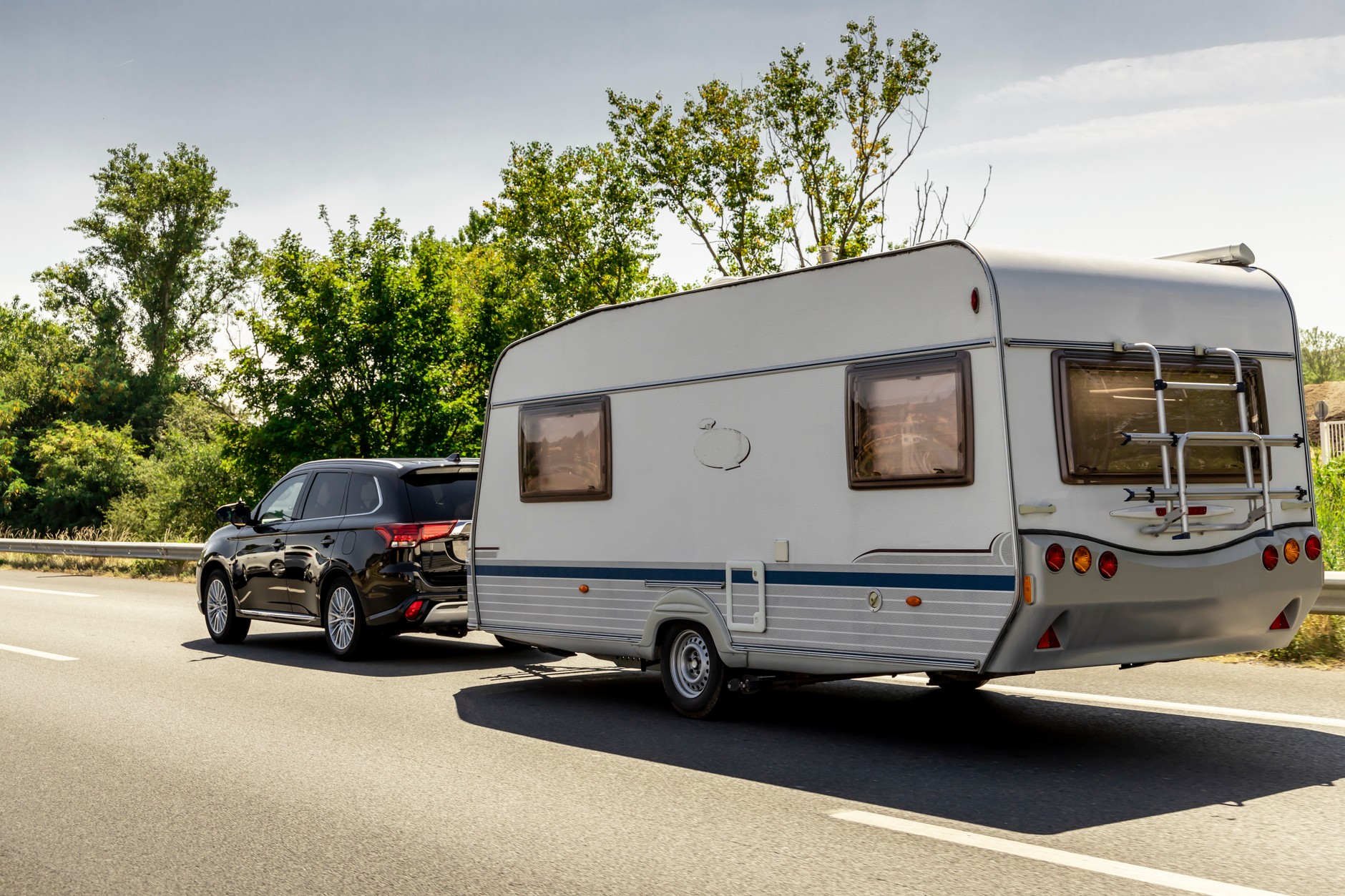 Kierowcy aut z przyczepami muszą bardziej uważać na autostradach: duży SUV i ciężka przyczepa to często zestaw o DMC wyższym niż 3500 kg. To oznacza, że na wielu drogach bezpłatnych dla osobówek, trzeba płacić jak za ciężarówkę.