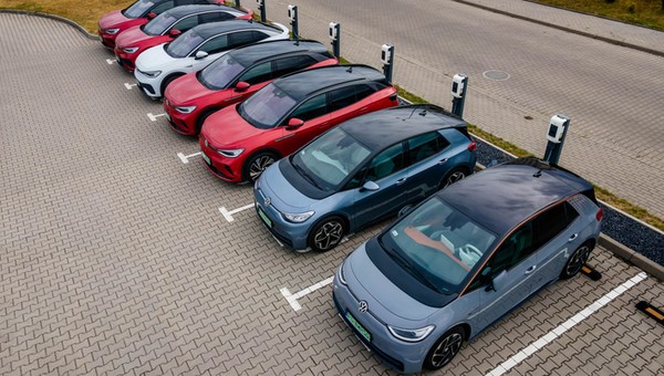 Auta elektryczne mogą być niemal 100 tys. zł tańsze. Wystarczy spojrzeć co daje diler
