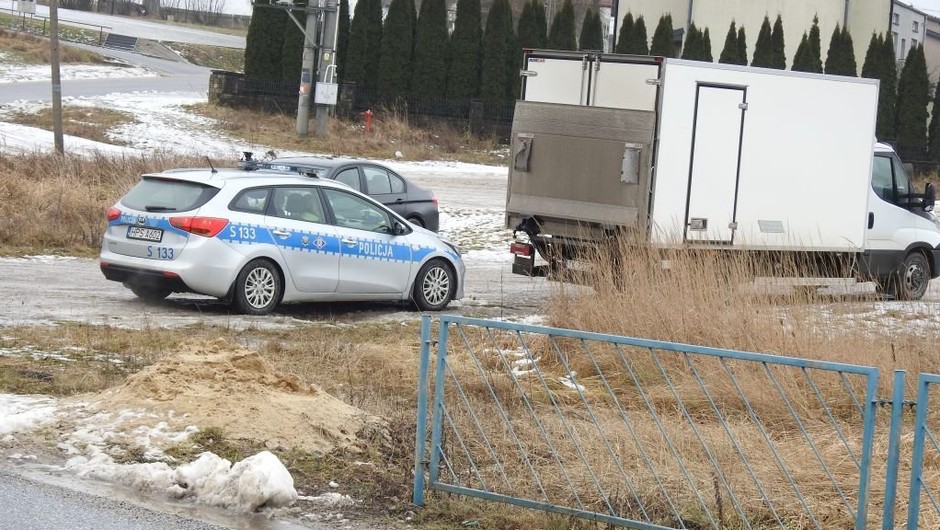29-latek wjechał na przejazd kolejowy przy opuszczającym się szlabanie. Źle się to skończyło