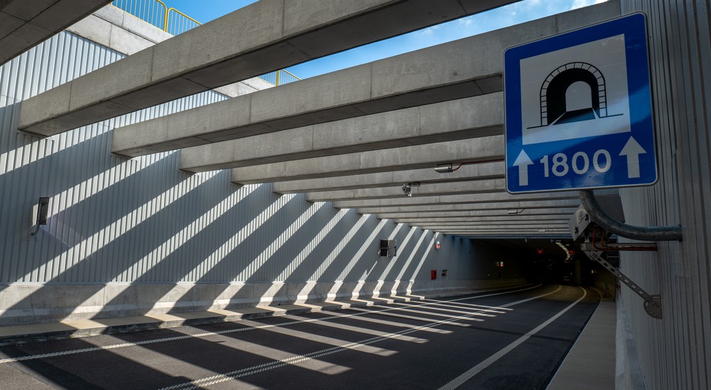 Wlot do tunelu - oznakowanie z podaną długością tunelu