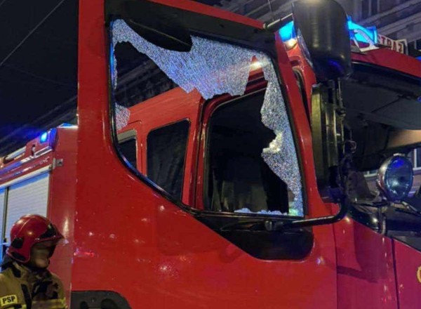 Rzucił butelką w wóz jadący na sygnale. Strażacy uniknęli tragedii