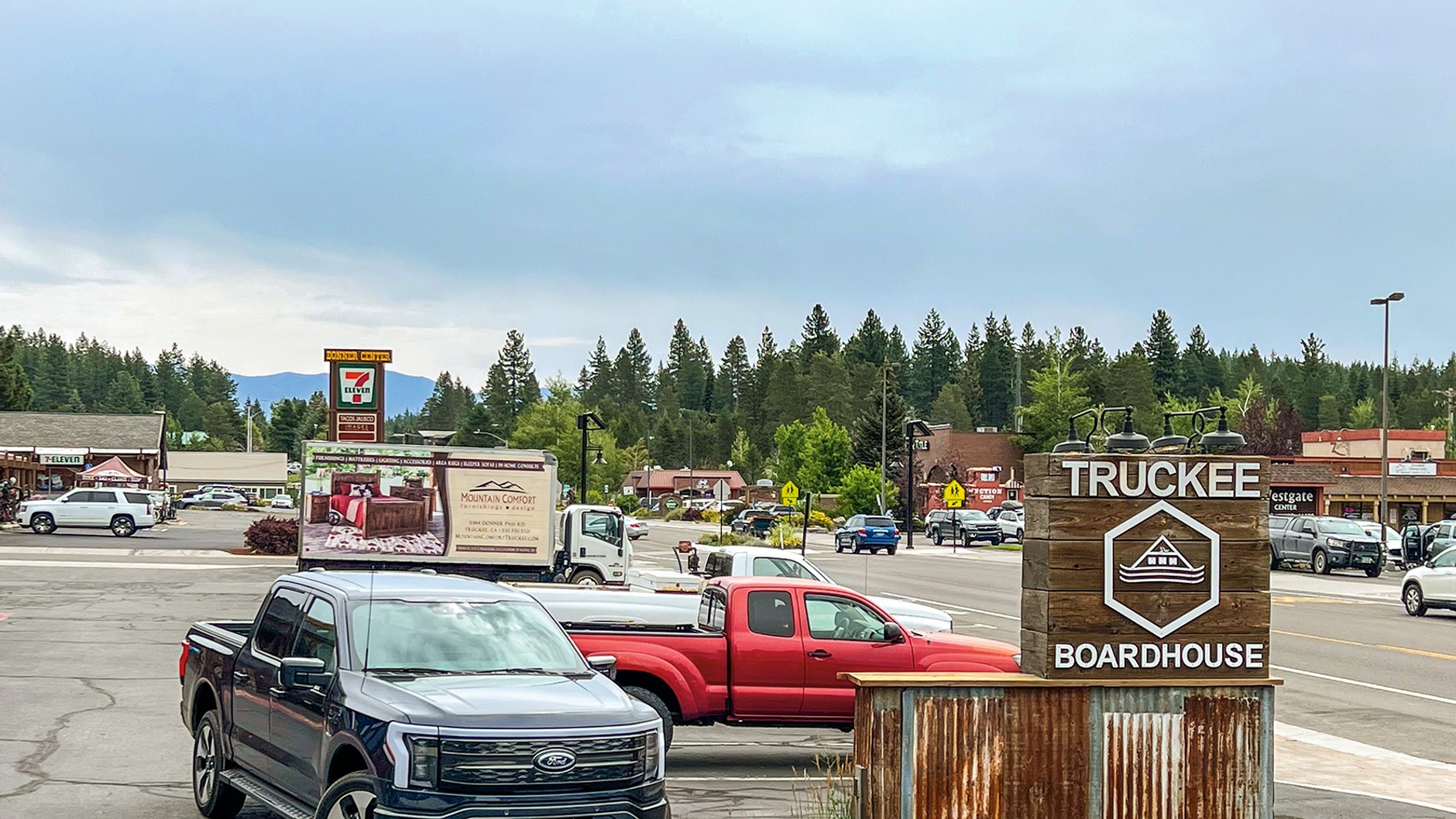 Przyjazd Fordem F-150 Lightningiem do miasteczka truckerów Truckee, 800 km na północ od Los Angeles