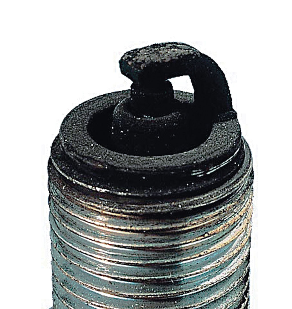 Sadza - przyczyną osadzania się sadzy na świecy zapłonowej jest zbyt bogata mieszanka, zatkany filtr powietrza, częsta jazda na krótkich trasach lub niewłaściwa wartość cieplna świecy. Świeca w takim stanie daje słabą iskrę przy rozruchu na zimno.