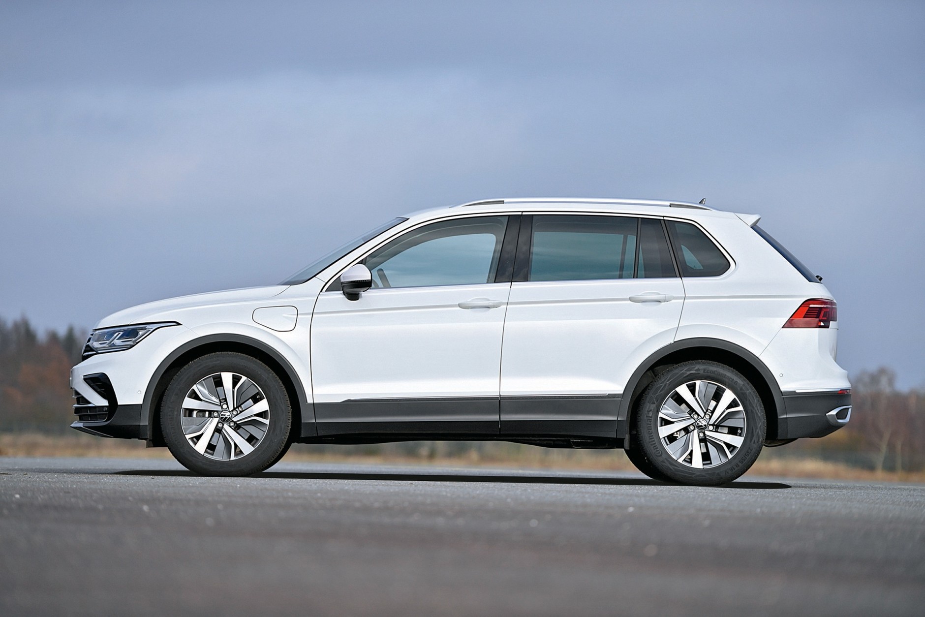 Hybryda plug-in seryjnie korzysta z dwusprzęgłowej skrzyni biegów DSG z sześcioma przeło-żeniami. Nawigacja pomoże w wyborze trasy najbardziej oszczędzającej paliwo.