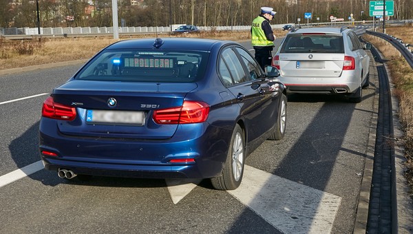 Tak się traci prawo jazdy za punkty. Wyjaśniamy, co się dzieje, gdy nie przyjmiesz mandatu